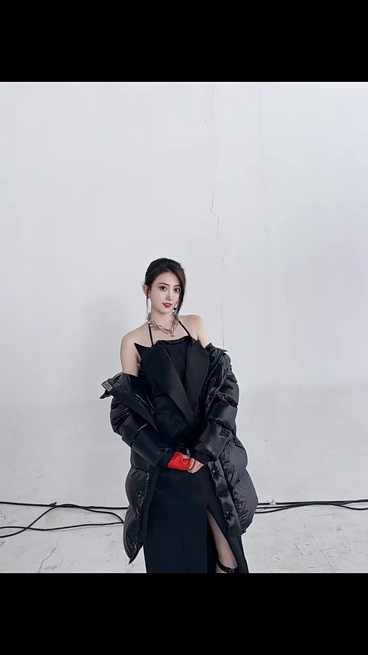 mksports体育无畏契约主持人唯嘉分享视频:今年这套衣服和去年相比怎么样?